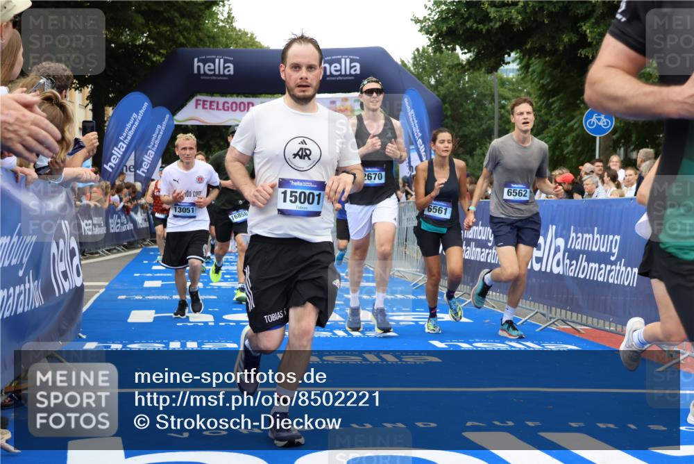 29.06.2025 - hella hamburg halbmarathon Strokosch-Dieckow http://msf.ph/oto/8502221 29.06.2025 10:52:34 Ziel 2346, 2670, 3715, 3952, 5116, 6561, 6562, 7178, 7232, 7475, 9145, 9739, 9869, 10115, 11459, 11689, 11791, 12450, 13051, 13301, 14122, 14561, 15001, 15980, 18982 meine-sportfotos.de