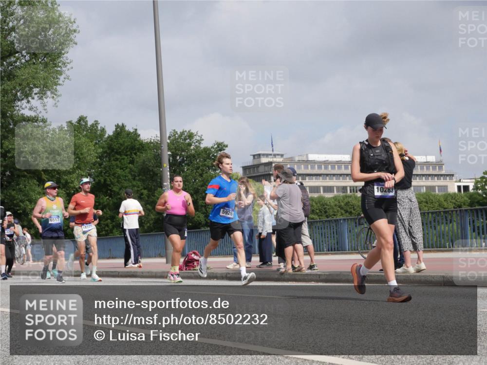 29.06.2025 - hella hamburg halbmarathon Luisa Fischer http://msf.ph/oto/8502232 29.06.2025 10:10:29 Kennedybrücke 4262, 6517, 18325, 5926, 10283, 1993, 4262, 5926, 6517, 6518, 6833, 7503, 8585, 10283, 10700 meine-sportfotos.de