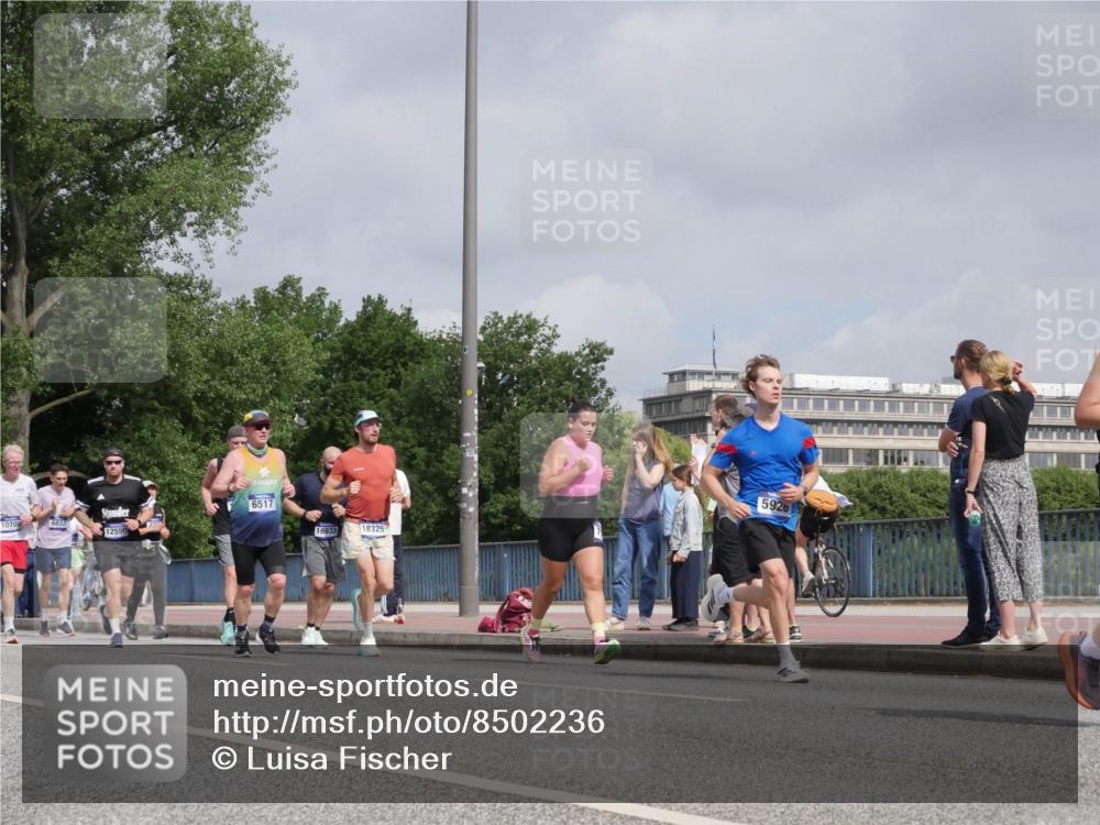 29.06.2025 - hella hamburg halbmarathon Luisa Fischer http://msf.ph/oto/8502236 29.06.2025 10:10:29 Kennedybrücke 10700, 6833, 12550, 6517, 16933, 18325, 5926, 1993, 4262, 5926, 6517, 6518, 6833, 7503, 8585, 10283, 10700 meine-sportfotos.de