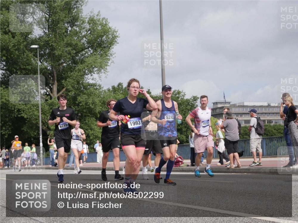 29.06.2025 - hella hamburg halbmarathon Luisa Fischer http://msf.ph/oto/8502299 29.06.2025 10:10:38 Kennedybrücke 6715, 707, 1993, 5242, 18721, 1993, 4262, 5242, 6196, 6518, 6707, 6713, 6715, 6833, 8585, 9967, 10700 meine-sportfotos.de