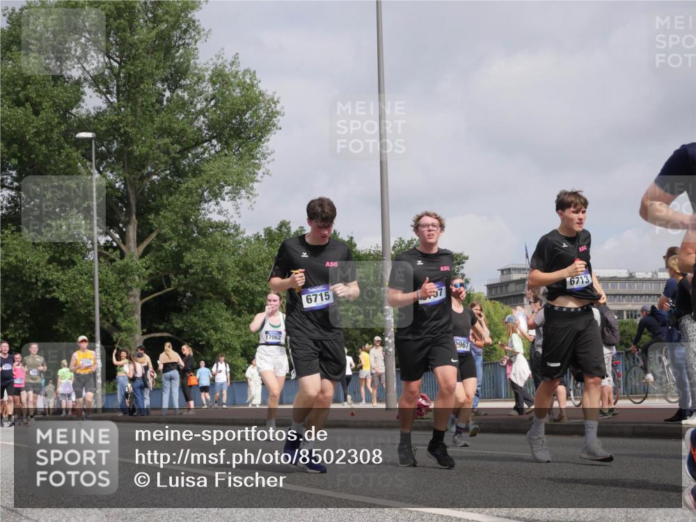 29.06.2025 - hella hamburg halbmarathon Luisa Fischer http://msf.ph/oto/8502308 29.06.2025 10:10:39 Kennedybrücke 961, 17062, 6715, 97, 967, 6713, 1893, 1993, 3929, 4262, 5242, 6196, 6518, 6707, 6713, 6715, 6833, 8585, 9967 meine-sportfotos.de