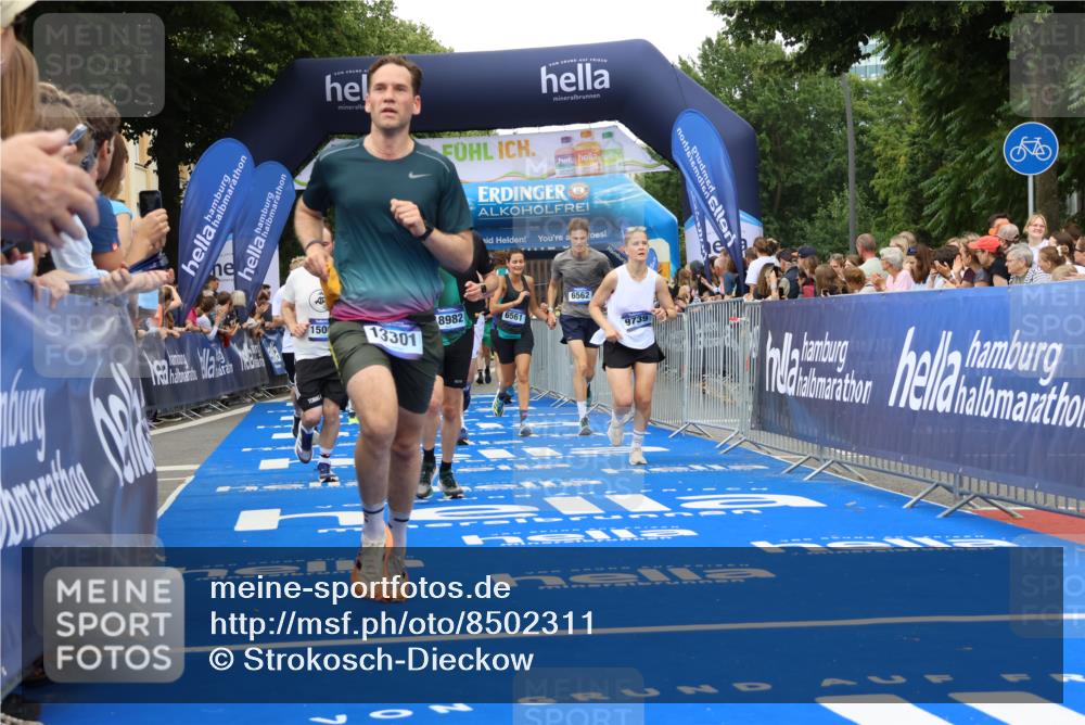29.06.2025 - hella hamburg halbmarathon Strokosch-Dieckow http://msf.ph/oto/8502311 29.06.2025 10:52:31 Ziel 2346, 2670, 3715, 3952, 6561, 6562, 7178, 7232, 8371, 8661, 9145, 9739, 9876, 10115, 11689, 11791, 12450, 13015, 13051, 13301, 14561, 15001, 15980, 18982 meine-sportfotos.de