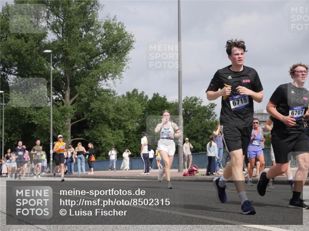 29.06.2025 - hella hamburg halbmarathon Luisa Fischer http://msf.ph/oto/8502315 29.06.2025 10:10:40 Kennedybrücke 6715, 1706, 11758, 6707, 1893, 1993, 2136, 3929, 4262, 5242, 6196, 6518, 6707, 6713, 6715, 6833, 7760, 9967 meine-sportfotos.de