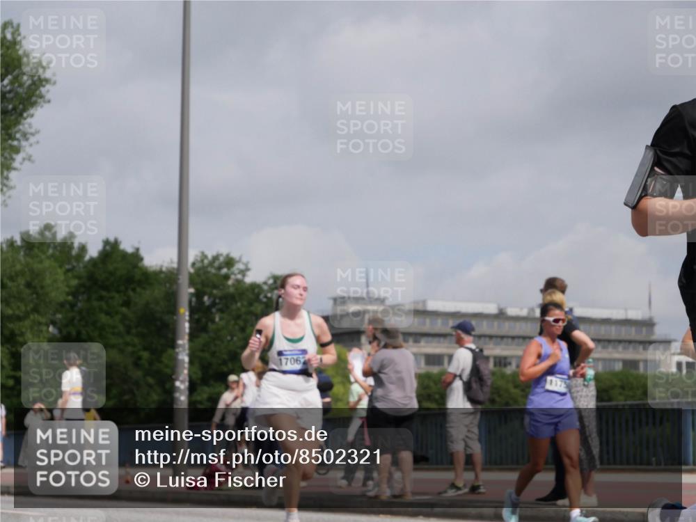 29.06.2025 - hella hamburg halbmarathon Luisa Fischer http://msf.ph/oto/8502321 29.06.2025 10:10:41 Kennedybrücke 17062, 1893, 1993, 2136, 3929, 5242, 6196, 6518, 6707, 6713, 6715, 7760, 9967 meine-sportfotos.de