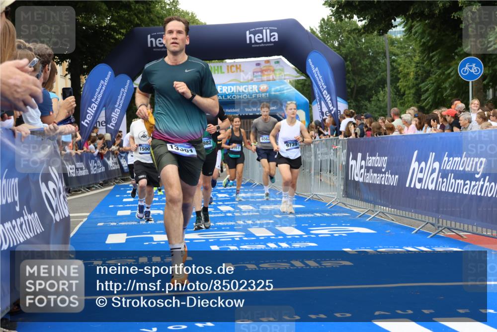 29.06.2025 - hella hamburg halbmarathon Strokosch-Dieckow http://msf.ph/oto/8502325 29.06.2025 10:52:31 Ziel 2346, 2670, 3715, 3952, 6561, 6562, 7178, 7232, 8371, 8661, 9145, 9739, 9876, 10115, 11689, 11791, 12450, 13015, 13051, 13301, 14561, 15001, 15980, 18982 meine-sportfotos.de