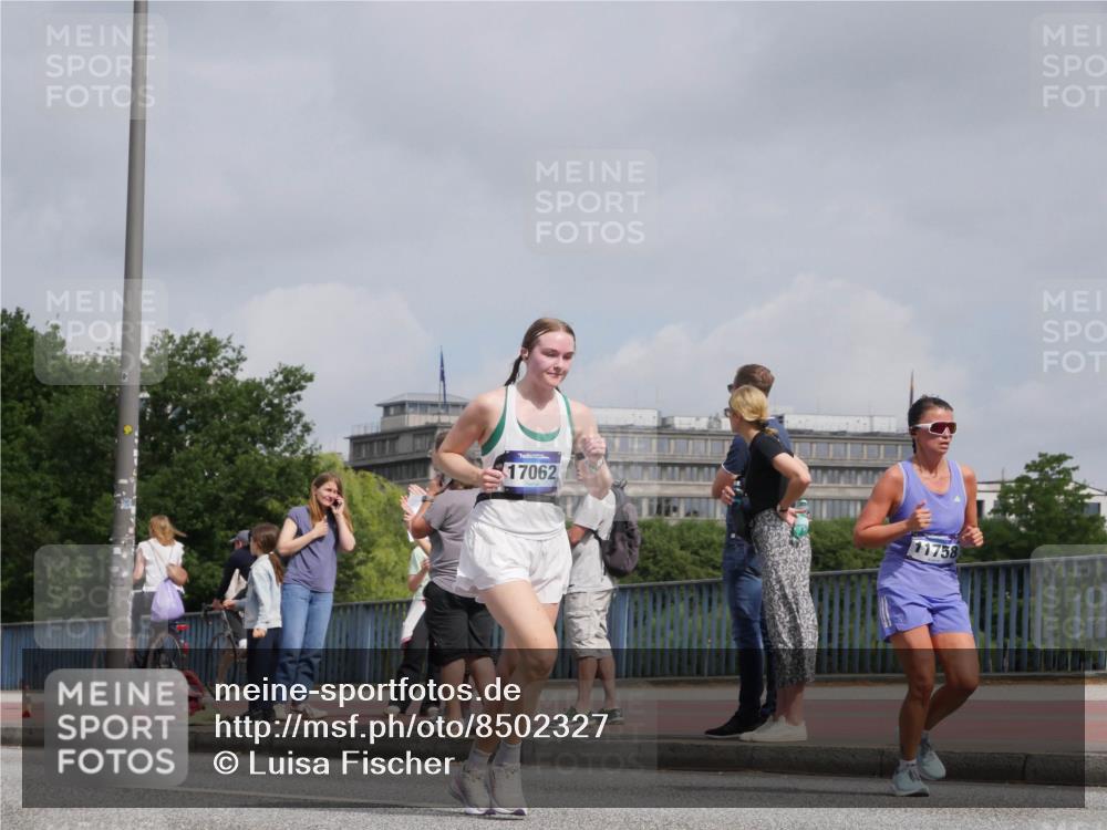 29.06.2025 - hella hamburg halbmarathon Luisa Fischer http://msf.ph/oto/8502327 29.06.2025 10:10:42 Kennedybrücke 17062, 11758, 1893, 1993, 2136, 3929, 5242, 5899, 6196, 6518, 6707, 6713, 6715, 7760, 9967 meine-sportfotos.de