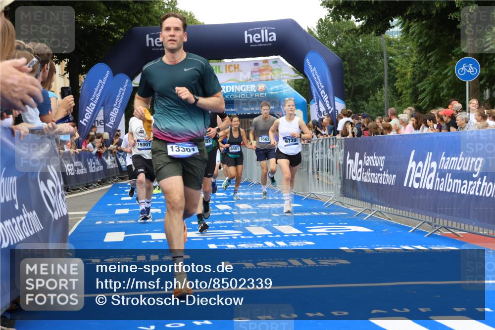 29.06.2025 - hella hamburg halbmarathon Strokosch-Dieckow http://msf.ph/oto/8502339 29.06.2025 10:52:31 Ziel 2346, 2670, 3715, 3952, 6561, 6562, 7178, 7232, 8371, 8661, 9145, 9739, 9876, 10115, 11689, 11791, 12450, 13015, 13051, 13301, 14561, 15001, 15980, 18982 meine-sportfotos.de
