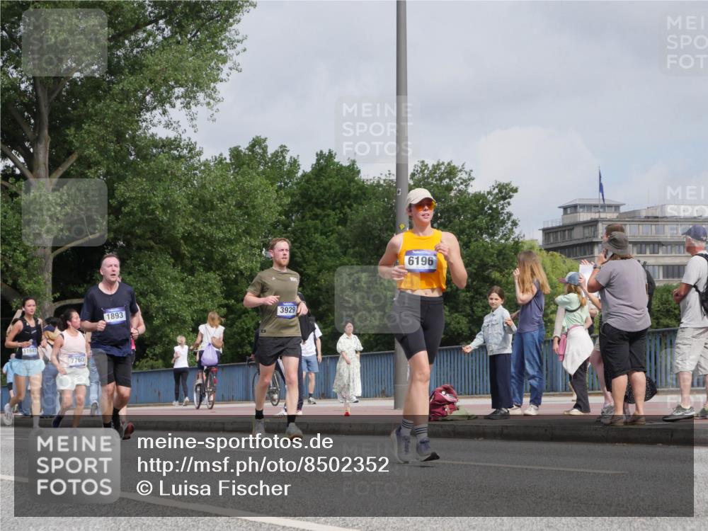29.06.2025 - hella hamburg halbmarathon Luisa Fischer http://msf.ph/oto/8502352 29.06.2025 10:10:44 Kennedybrücke 11641, 7760, 1893, 3929, 6196, 1893, 2136, 3929, 5899, 6196, 6715, 7760, 9967 meine-sportfotos.de
