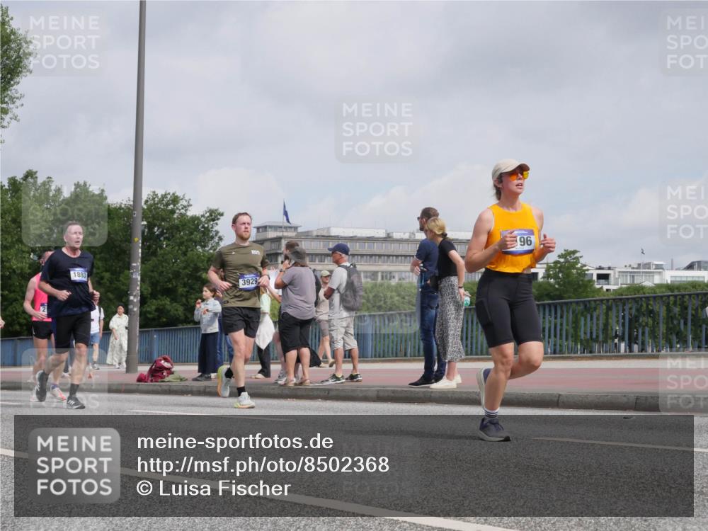 29.06.2025 - hella hamburg halbmarathon Luisa Fischer http://msf.ph/oto/8502368 29.06.2025 10:10:46 Kennedybrücke 96, 1893, 3929, 1893, 2136, 3929, 5899, 6196, 7760 meine-sportfotos.de