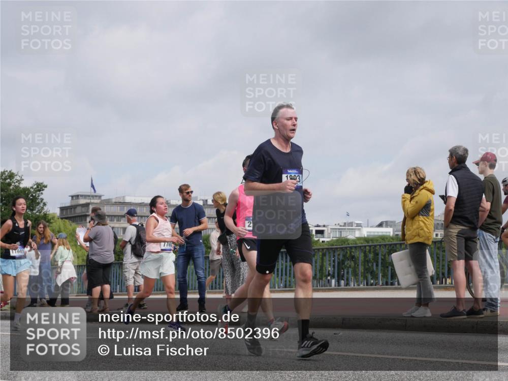 29.06.2025 - hella hamburg halbmarathon Luisa Fischer http://msf.ph/oto/8502396 29.06.2025 10:10:49 Kennedybrücke 11641, 7760, 2, 1903, 1173, 1893, 2032, 2136, 3328, 3929, 5899, 6196, 7476, 7760 meine-sportfotos.de