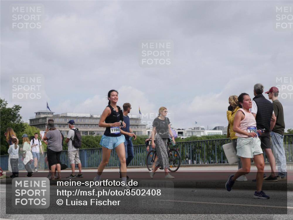 29.06.2025 - hella hamburg halbmarathon Luisa Fischer http://msf.ph/oto/8502408 29.06.2025 10:10:50 Kennedybrücke 11641, 7760, 1173, 1893, 2032, 2136, 3328, 3929, 5899, 6196, 7476, 7760, 9338 meine-sportfotos.de
