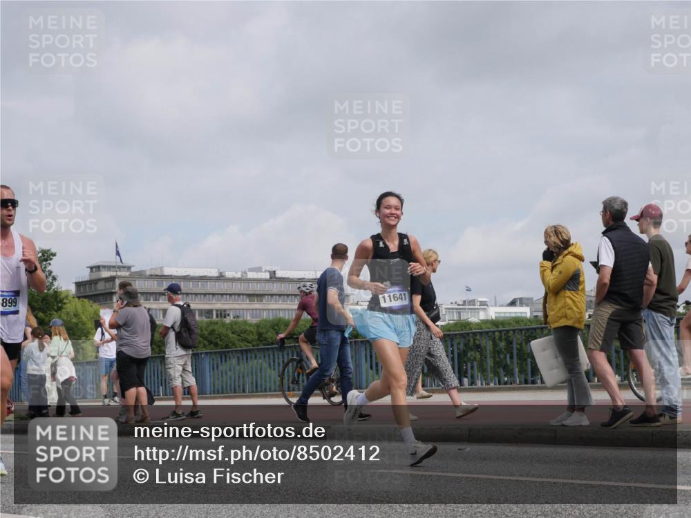 29.06.2025 - hella hamburg halbmarathon Luisa Fischer http://msf.ph/oto/8502412 29.06.2025 10:10:51 Kennedybrücke 899, 11641, 1173, 1893, 2032, 2136, 3328, 3929, 5899, 7476, 7760, 9338 meine-sportfotos.de