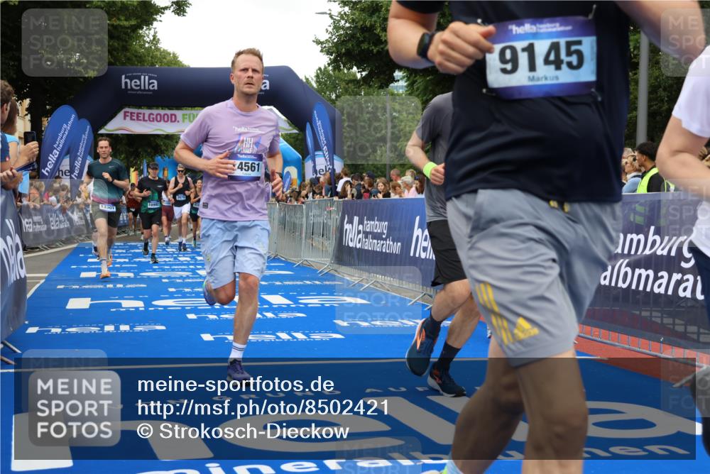 29.06.2025 - hella hamburg halbmarathon Strokosch-Dieckow http://msf.ph/oto/8502421 29.06.2025 10:52:29 Ziel 2670, 3715, 3952, 6561, 6562, 7178, 7232, 8371, 8661, 9145, 9739, 9876, 11689, 11791, 12450, 13015, 13051, 13211, 13301, 14561, 15001, 15144, 15980, 17997, 18982 meine-sportfotos.de