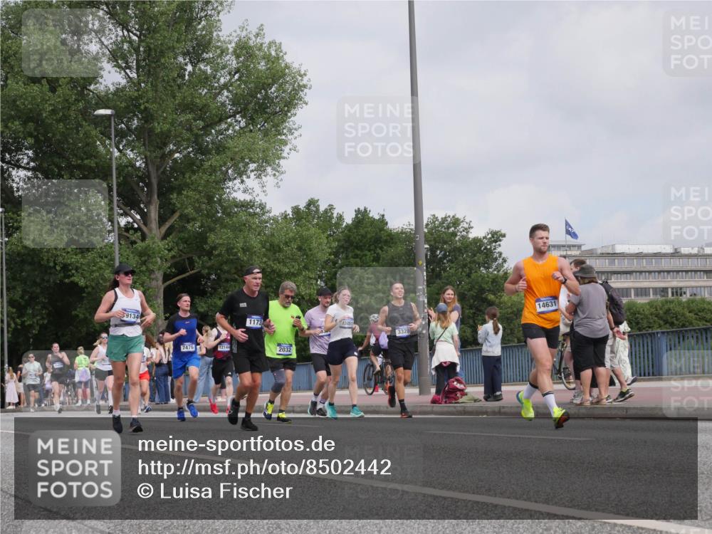 29.06.2025 - hella hamburg halbmarathon Luisa Fischer http://msf.ph/oto/8502442 29.06.2025 10:10:55 Kennedybrücke 9134, 7476, 12144, 1173, 2032, 15051, 3328, 14631, 1079, 1173, 2032, 3328, 3922, 5899, 7476, 9338 meine-sportfotos.de