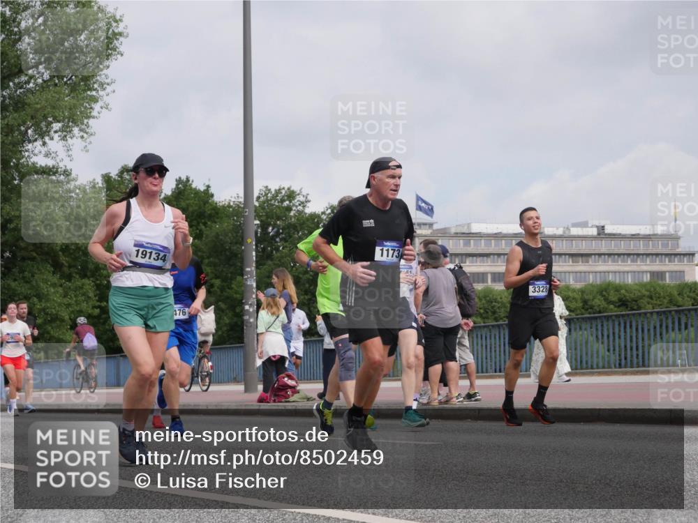 29.06.2025 - hella hamburg halbmarathon Luisa Fischer http://msf.ph/oto/8502459 29.06.2025 10:10:57 Kennedybrücke 19134, 476, 1173, 3328, 1079, 1173, 2032, 3328, 3922, 7019, 7476, 9338 meine-sportfotos.de