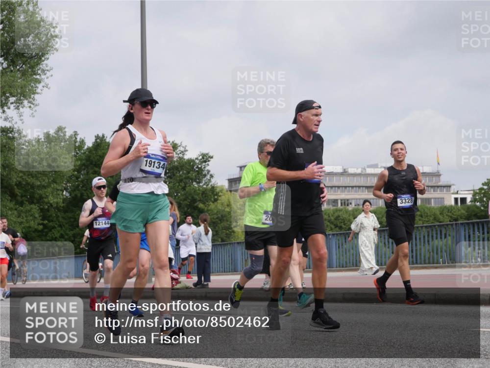29.06.2025 - hella hamburg halbmarathon Luisa Fischer http://msf.ph/oto/8502462 29.06.2025 10:10:57 Kennedybrücke 12144, 19134, 20, 3328, 1079, 1173, 2032, 3328, 3922, 7019, 7476, 9338 meine-sportfotos.de