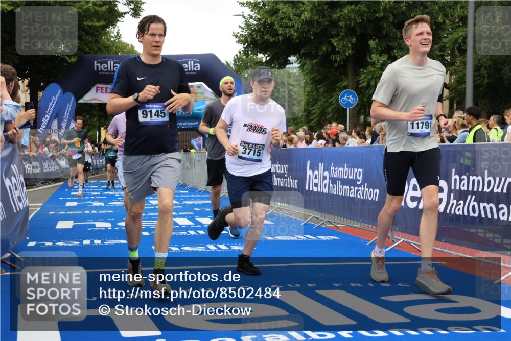 29.06.2025 - hella hamburg halbmarathon Strokosch-Dieckow http://msf.ph/oto/8502484 29.06.2025 10:52:28 Ziel 3715, 6561, 6562, 7178, 7232, 8371, 8661, 9145, 9739, 9876, 11791, 13015, 13211, 13301, 14561, 15001, 15144, 15980, 17997, 18982 meine-sportfotos.de
