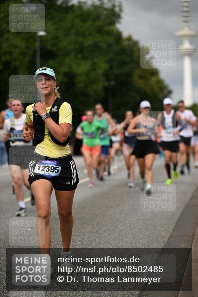 29.06.2025 - hella hamburg halbmarathon Dr. Thomas Lammeyer http://msf.ph/oto/8502485 29.06.2025 10:25:38 Kennedybrücke 1028, 1401, 1658, 2271, 2635, 2956, 3122, 3770, 3817, 4697, 4786, 5061, 5122, 5373, 5395, 5493, 5767, 5957, 6086, 7018, 7228, 7522, 7553, 7781, 8095, 8286, 8726, 8844, 9100, 9108, 9369, 9499, 9532, 9624, 10050, 10374, 10874 meine-sportfotos.de