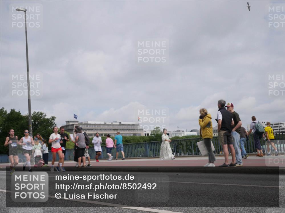 29.06.2025 - hella hamburg halbmarathon Luisa Fischer http://msf.ph/oto/8502492 29.06.2025 10:11:01 Kennedybrücke 16439, 701, 1079, 1173, 1427, 2032, 3328, 3922, 4228, 7019, 7476, 9338 meine-sportfotos.de