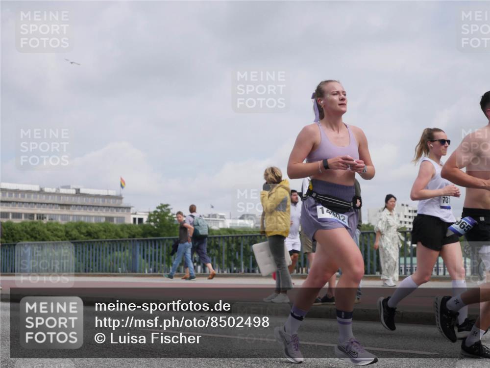 29.06.2025 - hella hamburg halbmarathon Luisa Fischer http://msf.ph/oto/8502498 29.06.2025 10:11:05 Kennedybrücke 14802, 701, 965, 20, 90, 1079, 1427, 3922, 4228, 6100, 7019 meine-sportfotos.de
