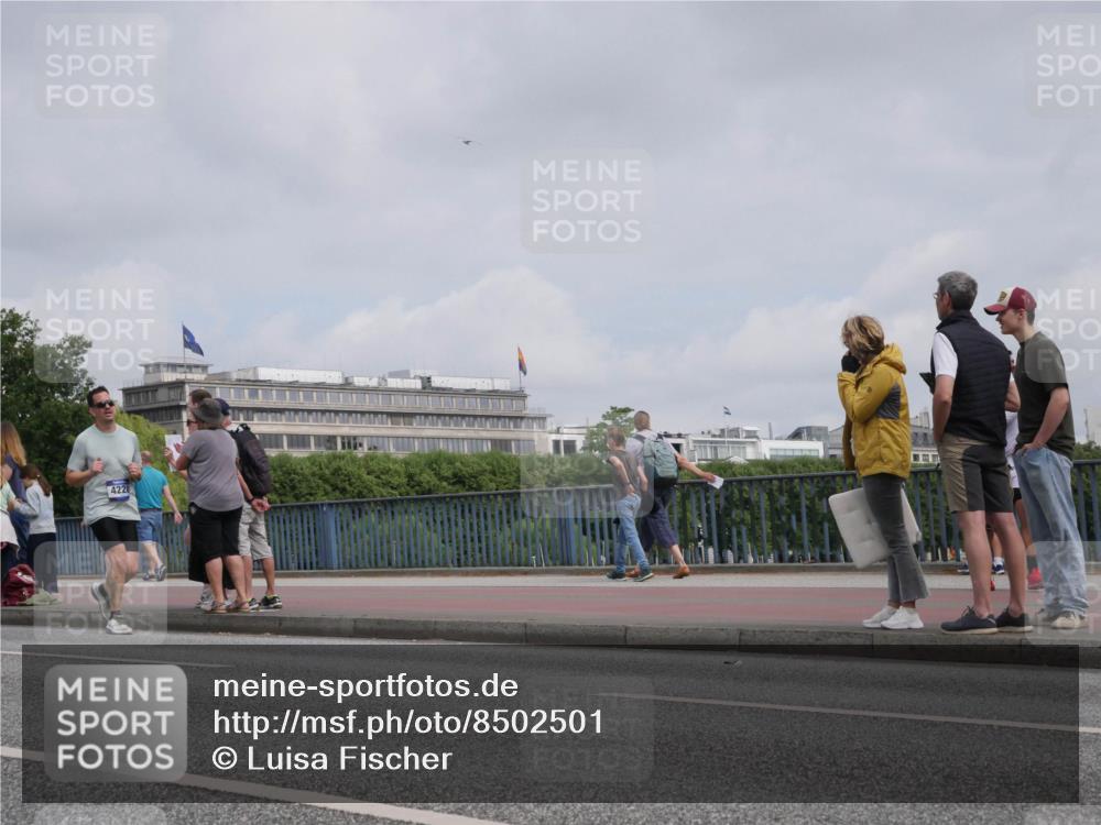 29.06.2025 - hella hamburg halbmarathon Luisa Fischer http://msf.ph/oto/8502501 29.06.2025 10:11:06 Kennedybrücke 4228, 1079, 1427, 3922, 4228, 6100, 7019 meine-sportfotos.de