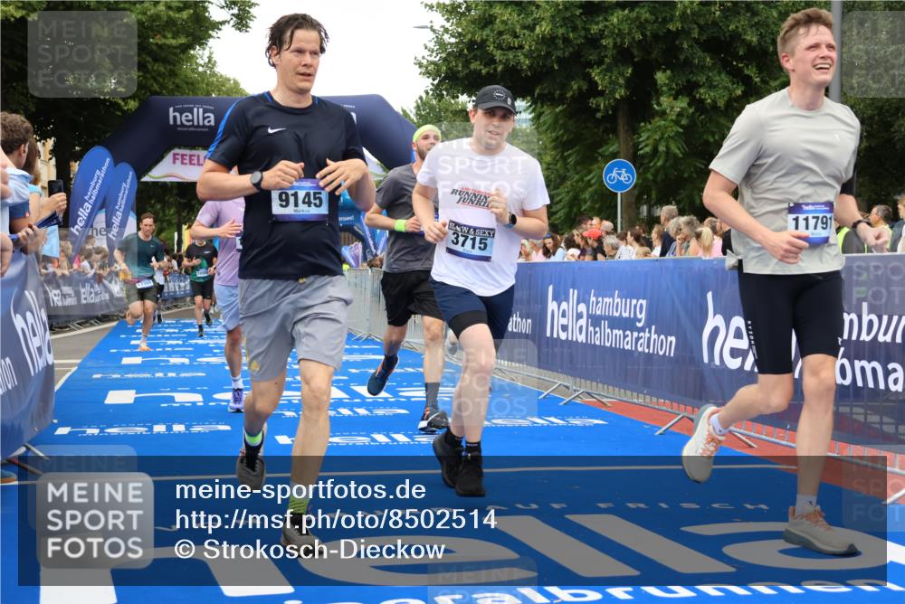 29.06.2025 - hella hamburg halbmarathon Strokosch-Dieckow http://msf.ph/oto/8502514 29.06.2025 10:52:28 Ziel 3715, 6561, 6562, 7178, 7232, 8371, 8661, 9145, 9739, 9876, 11791, 13015, 13211, 13301, 14561, 15001, 15144, 15980, 17997, 18982 meine-sportfotos.de