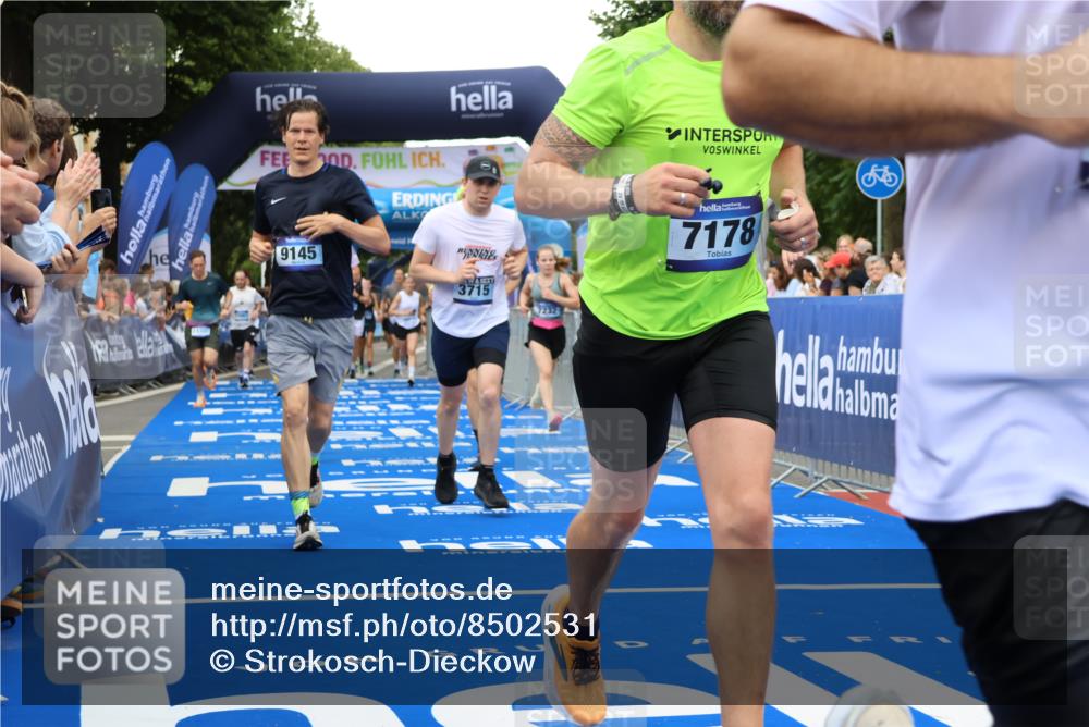 29.06.2025 - hella hamburg halbmarathon Strokosch-Dieckow http://msf.ph/oto/8502531 29.06.2025 10:52:27 Ziel 3715, 4140, 6561, 6562, 7178, 7232, 8371, 8661, 9145, 9739, 9876, 11791, 13015, 13211, 13301, 14561, 15001, 15144, 15980, 17997, 18982 meine-sportfotos.de