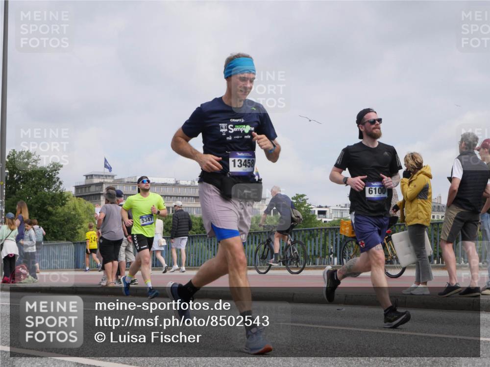29.06.2025 - hella hamburg halbmarathon Luisa Fischer http://msf.ph/oto/8502543 29.06.2025 10:11:17 Kennedybrücke 14, 5347, 13458, 6100, 2309, 4864, 5347, 6100, 9071 meine-sportfotos.de