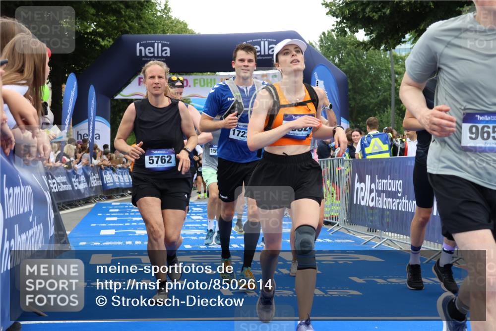 29.06.2025 - hella hamburg halbmarathon Strokosch-Dieckow http://msf.ph/oto/8502614 29.06.2025 11:11:41 Ziel 1379, 2046, 3020, 3091, 5762, 7462, 7942, 8274, 8727, 9657, 11582, 11707, 13475, 13673, 13674, 14999, 15085, 15586, 15592, 16400, 16824, 17239, 19035 meine-sportfotos.de