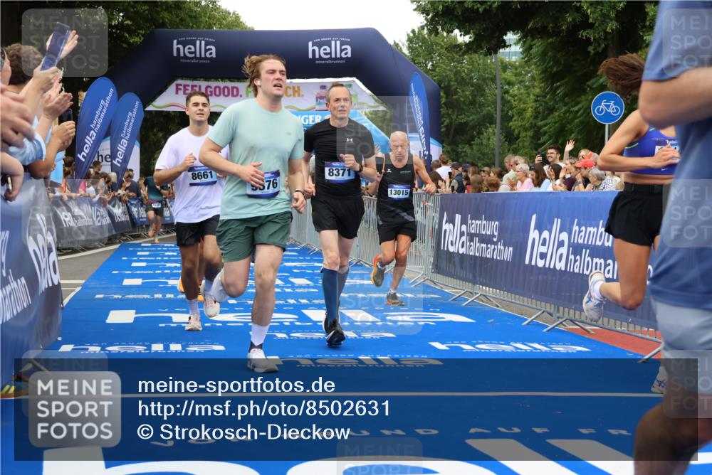 29.06.2025 - hella hamburg halbmarathon Strokosch-Dieckow http://msf.ph/oto/8502631 29.06.2025 10:52:24 Ziel 3715, 4140, 4587, 6164, 7178, 7232, 7896, 8371, 8661, 9145, 9876, 11791, 13015, 13211, 13707, 14561, 15144, 15446, 15980, 17773, 17997 meine-sportfotos.de