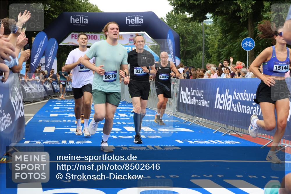 29.06.2025 - hella hamburg halbmarathon Strokosch-Dieckow http://msf.ph/oto/8502646 29.06.2025 10:52:25 Ziel 3715, 4140, 4587, 7178, 7232, 8371, 8661, 9145, 9876, 11791, 13015, 13211, 13301, 13707, 14561, 15144, 15980, 17773, 17997 meine-sportfotos.de