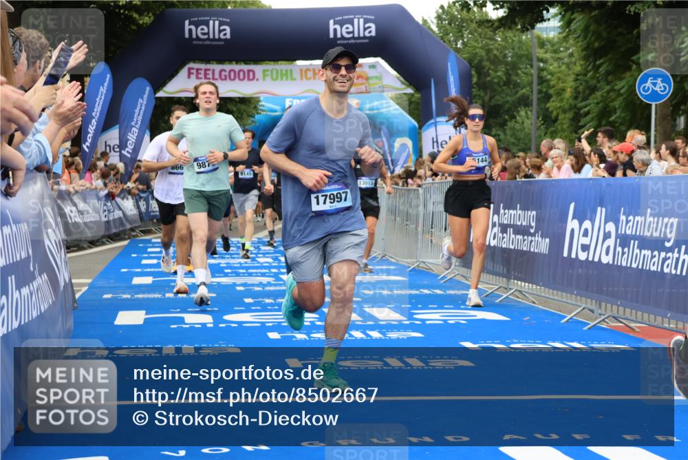 29.06.2025 - hella hamburg halbmarathon Strokosch-Dieckow http://msf.ph/oto/8502667 29.06.2025 10:52:23 Ziel 3715, 4140, 4419, 4587, 6164, 7178, 7232, 7896, 8371, 8661, 9145, 9876, 11791, 13015, 13211, 13707, 14561, 15144, 15446, 15980, 17773, 17997 meine-sportfotos.de