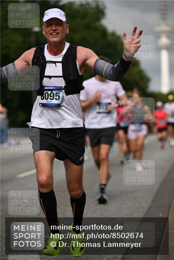 29.06.2025 - hella hamburg halbmarathon Dr. Thomas Lammeyer http://msf.ph/oto/8502674 29.06.2025 10:25:43 Kennedybrücke 1072, 1191, 1250, 1401, 2271, 2315, 2353, 2635, 2956, 3122, 3606, 3770, 3817, 4697, 4786, 5061, 5122, 5373, 5395, 5493, 5759, 5957, 6086, 7075, 7228, 7522, 7553, 7781, 8095, 8286, 9108, 9369, 9499, 9532, 9624, 10019, 10125, 10374, 10874, 11117 meine-sportfotos.de
