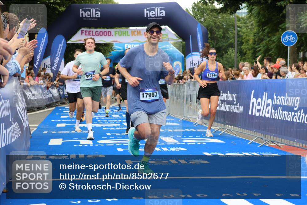 29.06.2025 - hella hamburg halbmarathon Strokosch-Dieckow http://msf.ph/oto/8502677 29.06.2025 10:52:23 Ziel 3715, 4140, 4419, 4587, 6164, 7178, 7232, 7896, 8371, 8661, 9145, 9876, 11791, 13015, 13211, 13707, 14561, 15144, 15446, 15980, 17773, 17997 meine-sportfotos.de