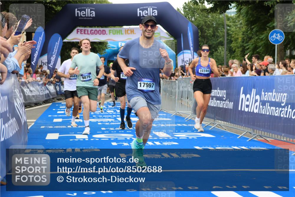 29.06.2025 - hella hamburg halbmarathon Strokosch-Dieckow http://msf.ph/oto/8502688 29.06.2025 10:52:23 Ziel 3715, 4140, 4419, 4587, 6164, 7178, 7232, 7896, 8371, 8661, 9145, 9876, 11791, 13015, 13211, 13707, 14561, 15144, 15446, 15980, 17773, 17997 meine-sportfotos.de