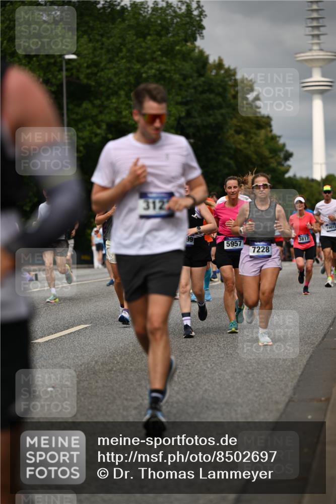29.06.2025 - hella hamburg halbmarathon Dr. Thomas Lammeyer http://msf.ph/oto/8502697 29.06.2025 10:25:44 Kennedybrücke 1072, 1191, 1250, 1401, 2271, 2315, 2353, 2635, 2815, 3122, 3606, 3770, 3817, 4697, 4786, 5061, 5122, 5373, 5395, 5493, 5759, 5957, 6086, 7075, 7228, 7522, 7553, 7781, 8095, 8286, 9369, 9499, 9532, 9624, 10019, 10125, 10374, 10874, 11117, 11425 meine-sportfotos.de