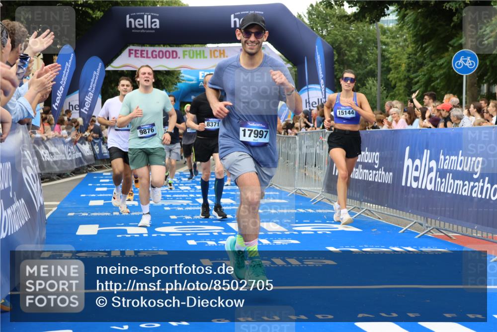 29.06.2025 - hella hamburg halbmarathon Strokosch-Dieckow http://msf.ph/oto/8502705 29.06.2025 10:52:23 Ziel 3715, 4140, 4419, 4587, 6164, 7178, 7232, 7896, 8371, 8661, 9145, 9876, 11791, 13015, 13211, 13707, 14561, 15144, 15446, 15980, 17773, 17997 meine-sportfotos.de