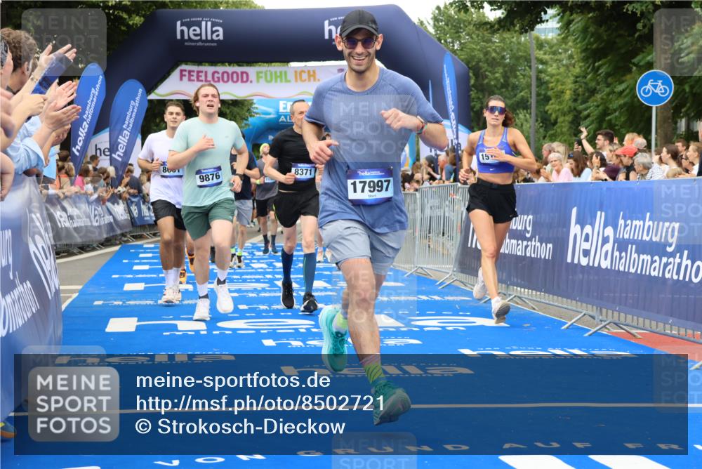 29.06.2025 - hella hamburg halbmarathon Strokosch-Dieckow http://msf.ph/oto/8502721 29.06.2025 10:52:23 Ziel 3715, 4140, 4419, 4587, 6164, 7178, 7232, 7896, 8371, 8661, 9145, 9876, 11791, 13015, 13211, 13707, 14561, 15144, 15446, 15980, 17773, 17997 meine-sportfotos.de