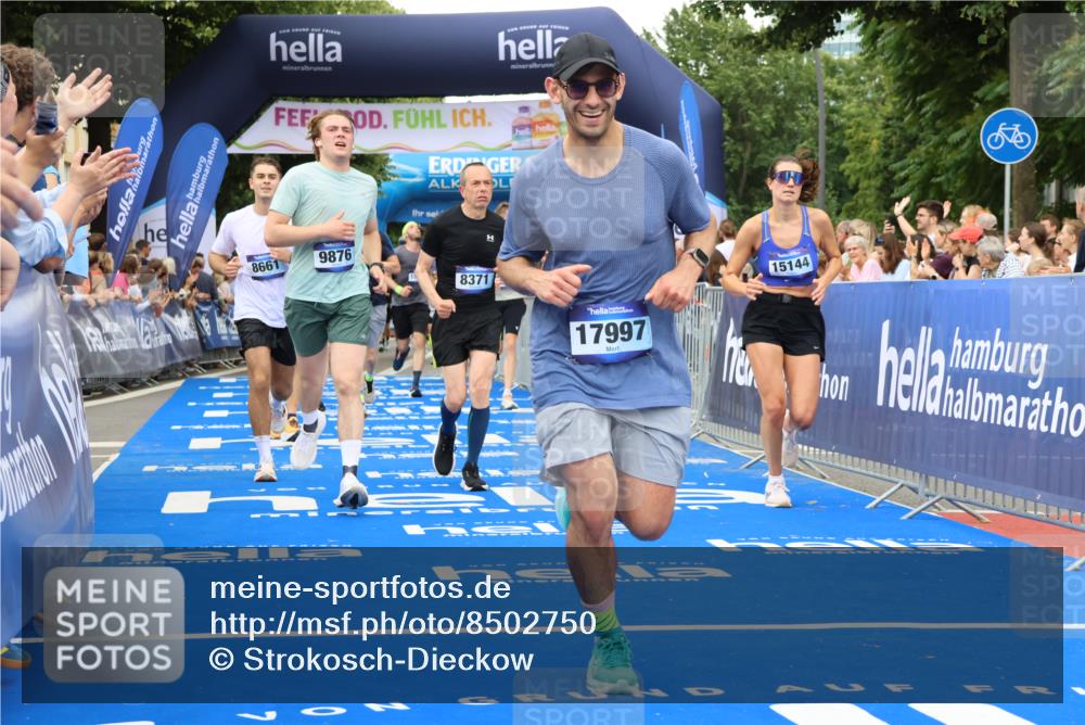 29.06.2025 - hella hamburg halbmarathon Strokosch-Dieckow http://msf.ph/oto/8502750 29.06.2025 10:52:24 Ziel 3715, 4140, 4587, 6164, 7178, 7232, 7896, 8371, 8661, 9145, 9876, 11791, 13015, 13211, 13707, 14561, 15144, 15446, 15980, 17773, 17997 meine-sportfotos.de