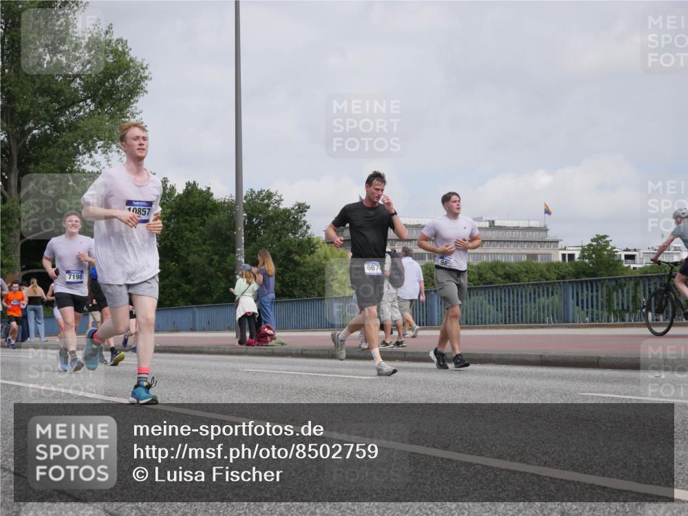 29.06.2025 - hella hamburg halbmarathon Luisa Fischer http://msf.ph/oto/8502759 29.06.2025 10:11:51 Kennedybrücke 7198, 10857, 667, 98, 1147, 2427, 2978, 4859, 5885, 6674, 7198, 9718, 9823, 9951, 9958, 10092, 10609, 10857 meine-sportfotos.de