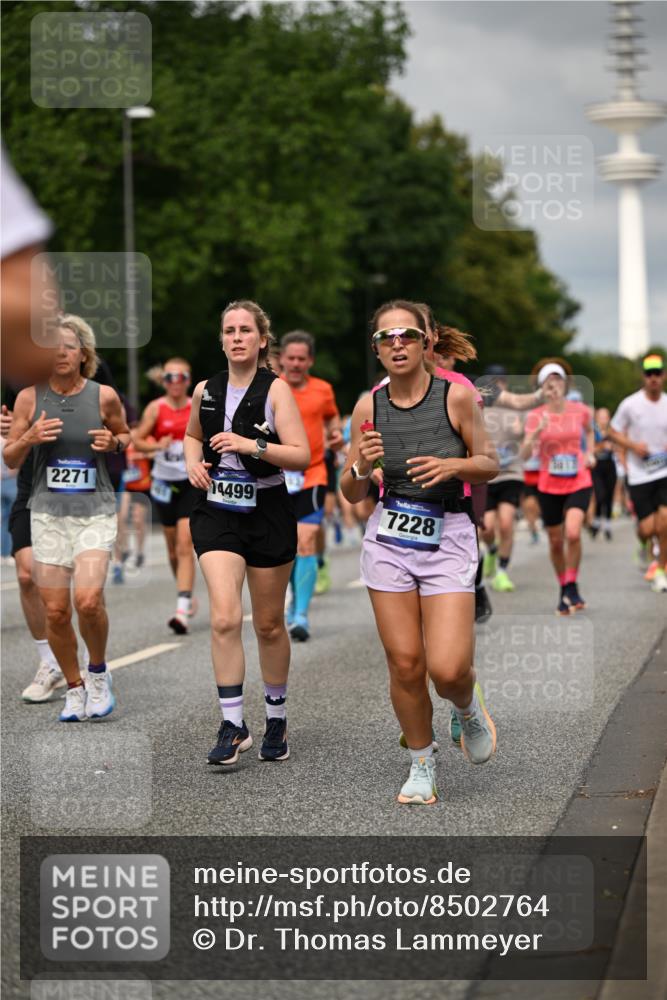 29.06.2025 - hella hamburg halbmarathon Dr. Thomas Lammeyer http://msf.ph/oto/8502764 29.06.2025 10:25:46 Kennedybrücke 1072, 1191, 1250, 1401, 2271, 2315, 2353, 2529, 2635, 2815, 2841, 3122, 3606, 3770, 3817, 4697, 4786, 5061, 5122, 5373, 5395, 5412, 5493, 5759, 5957, 6086, 6103, 7075, 7228, 7522, 7781, 8095, 8286, 8959, 9326, 9369, 9483, 9499, 9532, 9624, 10019, 10125, 10374, 10787, 10874, 11117, 11425 meine-sportfotos.de