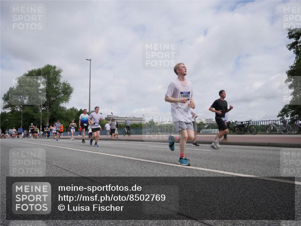 29.06.2025 - hella hamburg halbmarathon Luisa Fischer http://msf.ph/oto/8502769 29.06.2025 10:11:53 Kennedybrücke 719, 10857, 2427, 4859, 6674, 7198, 9823, 9951, 9958, 10092, 10609, 10857 meine-sportfotos.de