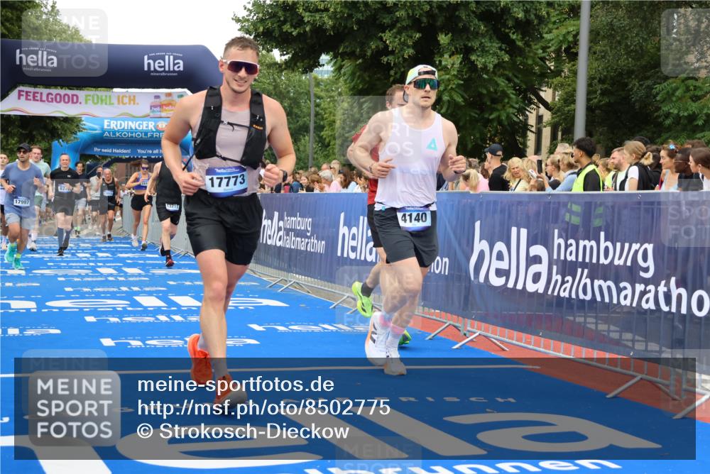 29.06.2025 - hella hamburg halbmarathon Strokosch-Dieckow http://msf.ph/oto/8502775 29.06.2025 10:52:20 Ziel 4140, 4419, 4587, 4837, 5087, 5482, 6164, 7178, 7896, 8371, 8661, 9074, 9876, 11791, 13015, 13211, 13707, 15144, 15446, 17773, 17997 meine-sportfotos.de