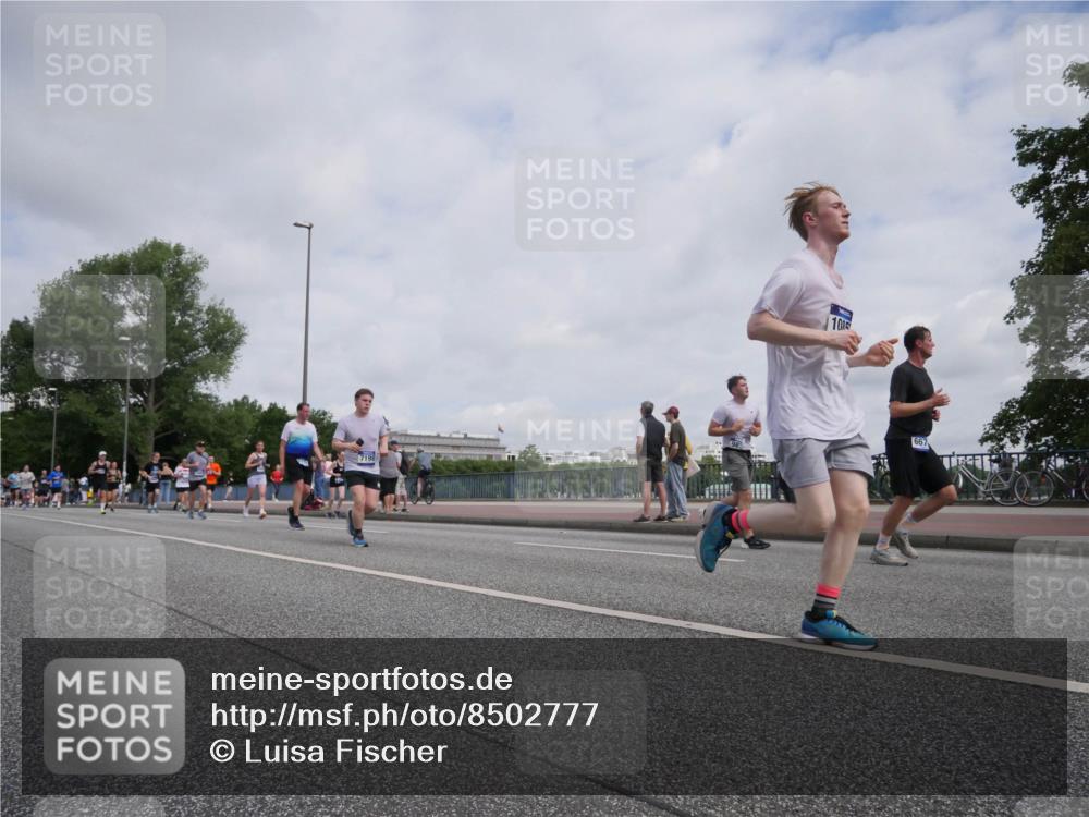 29.06.2025 - hella hamburg halbmarathon Luisa Fischer http://msf.ph/oto/8502777 29.06.2025 10:11:54 Kennedybrücke 7198, 10, 2427, 4859, 6674, 7198, 9823, 9951, 9958, 10092, 10609, 10857 meine-sportfotos.de