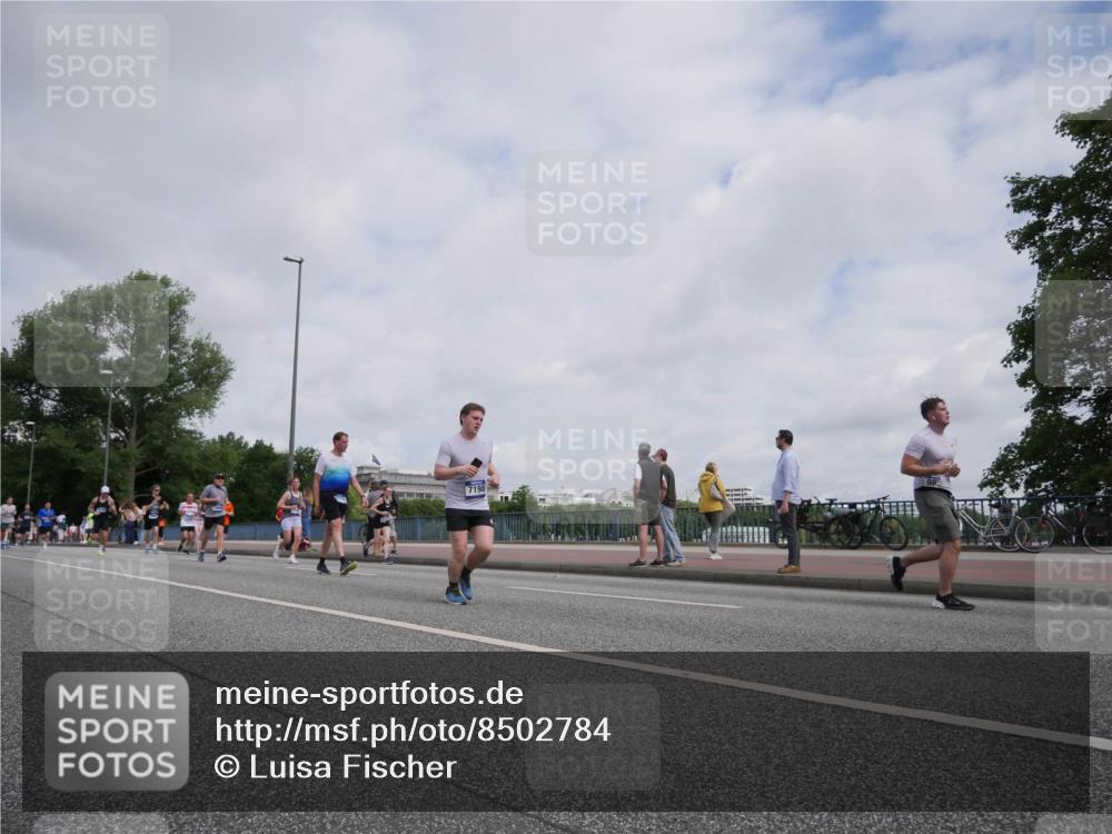 29.06.2025 - hella hamburg halbmarathon Luisa Fischer http://msf.ph/oto/8502784 29.06.2025 10:11:54 Kennedybrücke 7198, 2427, 4859, 6674, 7198, 9823, 9951, 9958, 10092, 10609, 10857 meine-sportfotos.de