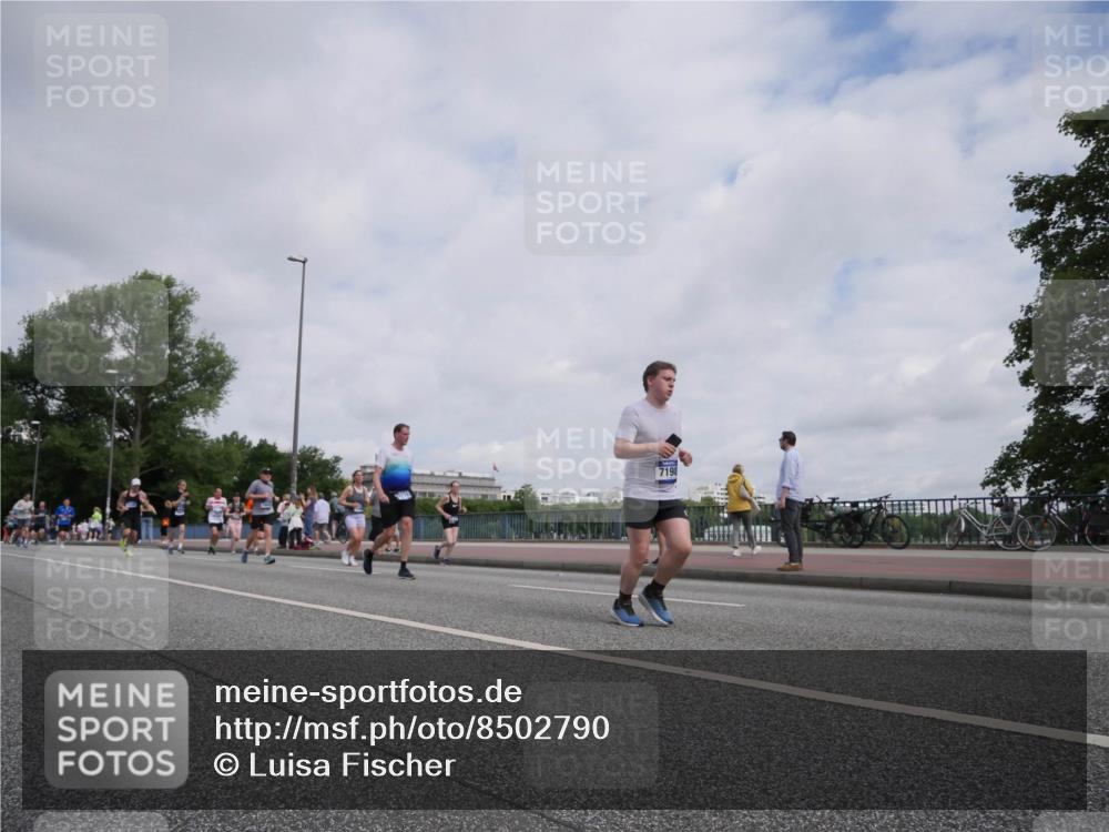 29.06.2025 - hella hamburg halbmarathon Luisa Fischer http://msf.ph/oto/8502790 29.06.2025 10:11:55 Kennedybrücke 7198, 2427, 4859, 6674, 7198, 9823, 9951, 9958, 10092, 10609, 10857 meine-sportfotos.de