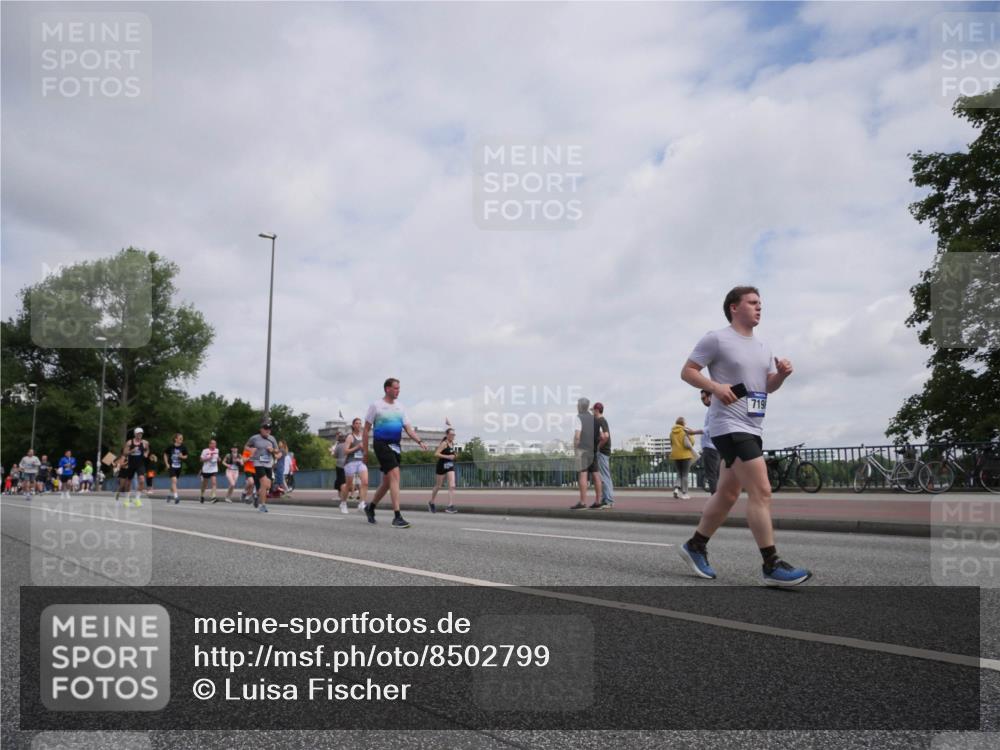 29.06.2025 - hella hamburg halbmarathon Luisa Fischer http://msf.ph/oto/8502799 29.06.2025 10:11:56 Kennedybrücke 719, 2427, 3762, 4859, 7198, 9823, 9951, 9958, 10092, 10609 meine-sportfotos.de