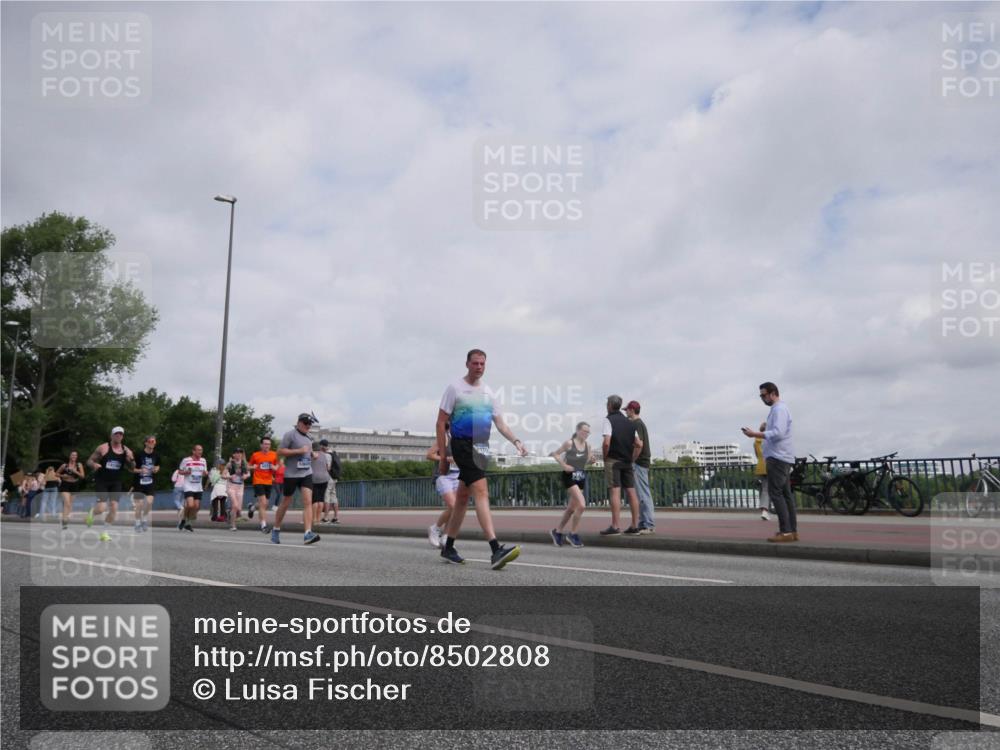 29.06.2025 - hella hamburg halbmarathon Luisa Fischer http://msf.ph/oto/8502808 29.06.2025 10:11:57 Kennedybrücke 191, 2427, 3762, 4859, 7198, 9823, 9951, 9958, 10092, 10609 meine-sportfotos.de
