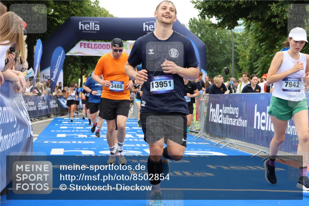 29.06.2025 - hella hamburg halbmarathon Strokosch-Dieckow http://msf.ph/oto/8502854 29.06.2025 11:11:47 Ziel 2712, 2904, 3091, 3488, 4204, 5762, 7942, 8274, 8632, 8895, 9657, 10377, 11707, 12938, 13475, 13673, 13674, 13951, 14194, 15048, 15586, 15592, 16400, 16824, 17239, 17854, 19035 meine-sportfotos.de