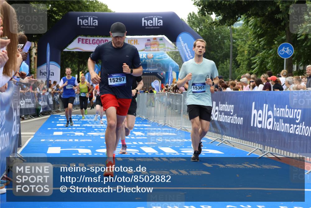 29.06.2025 - hella hamburg halbmarathon Strokosch-Dieckow http://msf.ph/oto/8502882 29.06.2025 10:42:48 Ziel 5011, 5477, 7105, 9371, 9534, 13398, 13725, 14447, 14560, 14813, 14849, 15297, 15301, 15851, 18559, 18659 meine-sportfotos.de